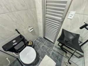 a bathroom with a toilet and a sink at Bella Mar Suítes in Angra dos Reis +49 photos