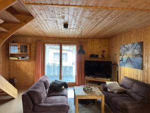 a living room with a couch and a tv at Ruhiger Aufenthalt in Gehren in Altenfeld