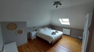 a bedroom with a bed with two teddy bears on it at Les 3 conserveries in Le Crotoy +5 photos