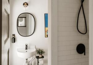 a bathroom with a sink and a mirror at The Yarra in Roscoe +34 photos