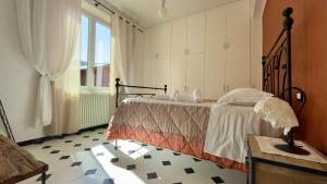 a bedroom with a bed and a table and a window at Appartamento Le Crugnole in Montepulciano