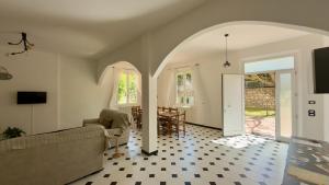 a living room with a couch and a table at Appartamento Le Crugnole in Montepulciano