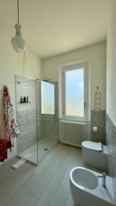 a bathroom with a shower and a toilet and a sink at Appartamento Le Crugnole in Montepulciano +37 photos