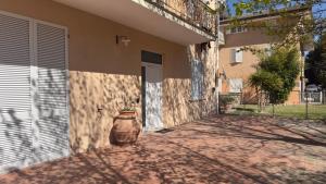 a large vase sitting outside of a house at Appartamento Le Crugnole in Montepulciano