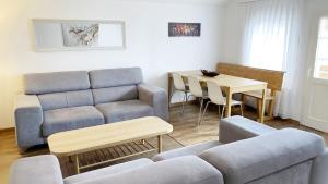a living room with a couch and a table at Apartment mit Balkon in Brienz