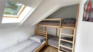 a room with two bunk beds and a window at Apartment mit Balkon in Brienz