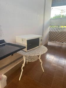 a microwave sitting on top of a table at Suíte Refúgio das Suculentas Master Confort in Socorro