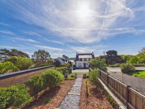 a backyard with a fence and a house at Les Roches d'Argent & Beg Douar in Plestin-les-Grèves