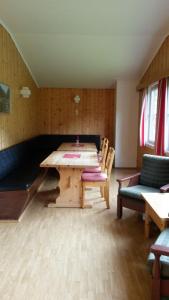 a room with a table and chairs in a room at HI Borlaug Vandrerhjem in Borgund