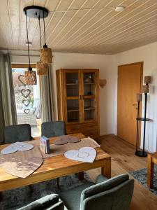 a dining room with a wooden table and chairs at Grünes Stüble - Haustiere auf Anfrage in Altusried