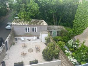 an aerial view of a house with tables and chairs at L'Universel, 3 ch calme et cosy près de la plage in Wimereux