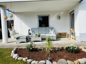 a patio with a couch and chairs in a yard at Grünes Stüble - Haustiere auf Anfrage in Altusried