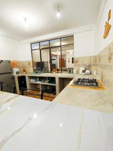 a large kitchen with a stoveasteryasteryasteryasteryasteryasteryasteryasteryasteryastery at Casa Los Reyes in La Magdalena Atlipac