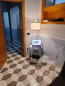 a room with a table and a laptop on a floor at Bell'e Buono vicino aeroporto di Capodichino in Naples