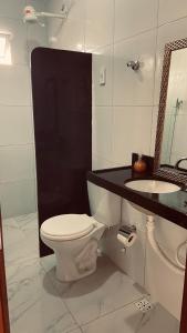 a bathroom with a toilet and a sink at Suite Tripla in Areia