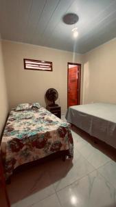 a bedroom with two beds and a window at Suite Tripla in Areia