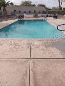 a small swimming pool with blue water at Beautiful Riverview Condo with Boatlaunch in Bullhead City