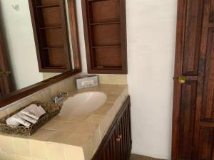 ein Badezimmer mit Waschbecken und Spiegel in der Unterkunft Villas Danza del Sol in Ajijic + 19 Fotos