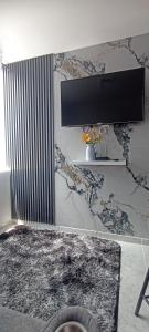 a living room with a tv on a wall at Ensueño 904 in Armenia