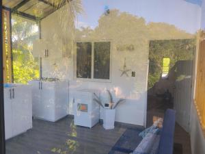 a bathroom with white walls and a window at Residence Xamanai Playa Rincón II in Palmarito