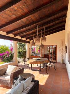 a living room with a wooden ceiling and a table at Tierra Alta Boho House in San Miguel de Allende