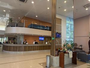 a lobby of a hospital with a waiting area at Flat no Hotel Blue Tree in Manaus
