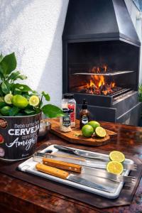 a barbecue grill with a fire in a fireplace at A Casa Piscina Quente até 50 Graus em Caldas Novas Com Sistema de Trocador de Calor e com Sauna e Ofurô Super Quente, Paradisiaca ll Com Roupa de Cama e Banho, Parcelamos em até 12x no Cartão de Crédito Sem Juros Aceitamos Pet in Caldas Novas