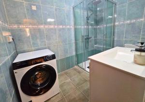 a bathroom with a washing machine and a sink at Bungalow Oaxaca: Playa de La Mata in Torrevieja +34 photos