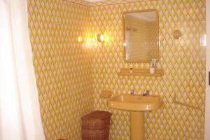 ヴィラモウラにあるOrange Tree Villaのバスルーム(洗面台、鏡付)