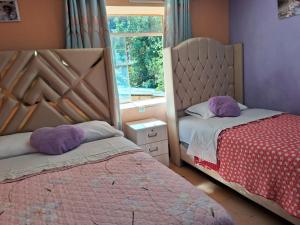 a bedroom with two beds and a window at Hospedaje Don Pepe in Churín