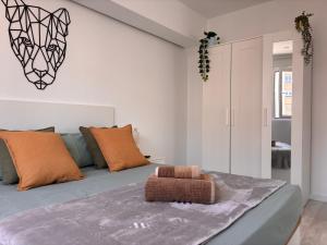 a living room with a blue couch with orange pillows at LOFT Céntrico MALIAÑO - DUA ROOMS in Camargo