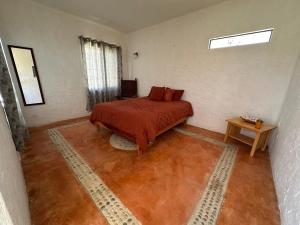ein Schlafzimmer mit einem Bett und einem Tisch darin in der Unterkunft Ancón Vistamar in La Paz
