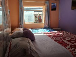 a bedroom with a large bed with a window at Hospedaje Don Pepe in Churín