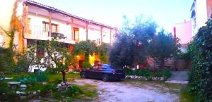 a car parked in a yard next to a building at Legado de San Ignacio, Peñafiel-Hasta 14 personas y parking privado in Peñafiel