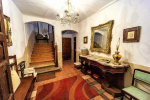 a room with a staircase and a desk and a mirror at Legado de San Ignacio, Peñafiel-Hasta 14 personas y parking privado in Peñafiel