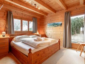 a bedroom with a bed in a log cabin at Bergsehnsucht in Hippach