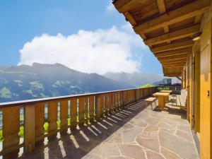 a balcony with a view of the mountains at Bergsehnsucht in Hippach