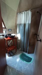 a green frisbee on the floor next to a shower at Aires de Berna in Villa Berna +7 photos
