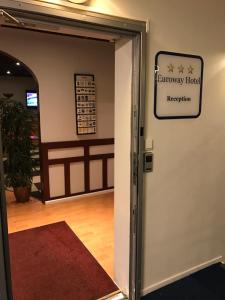 ヨーテボリにあるユーロウェイ ホテルの非常室入口(ドアに看板あり)