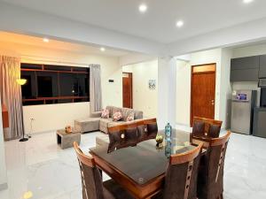 a living room with a table and a couch at Refugio del Viajero in Carhuaz
