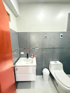 a small bathroom with a toilet and a sink at Refugio del Viajero in Carhuaz