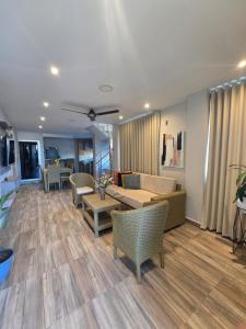 a living room with a couch and tables and chairs at Amoblados la 19 in Ríohacha