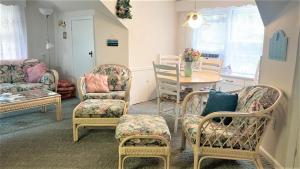 a living room with chairs and a table at Rulons Cape May Diamond, 2Nd in Cape May