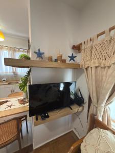 a room with a television on a wall with blue stars at Apê Charm Jeri in Jericoacoara