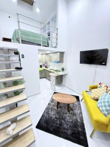 a living room with a yellow couch and a table at Urban Loft Hotel Federalismo in Guadalajara