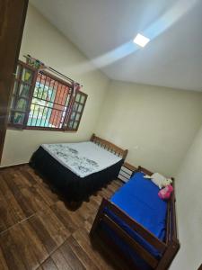 a small bedroom with a bed and a window at Chacara pais e filhas in Socorro +35 photos