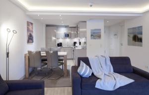 a living room with a couch and a dining room at Junior in Binz