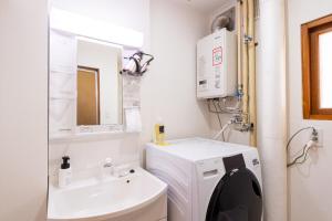 a bathroom with a washing machine and a sink at Villa Blanca Yoichi in Yoichi +109 photos