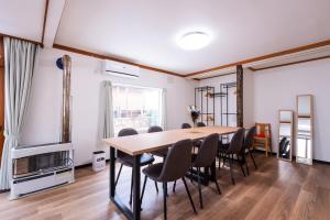 a dining room with a table and chairs at Villa Blanca Yoichi in Yoichi
