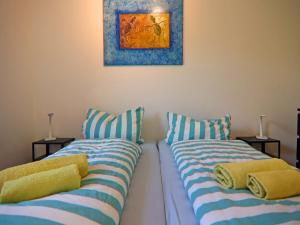 two beds sitting next to each other in a room at Doppelhaushälfte Seestern, Lohmen in Lohmen